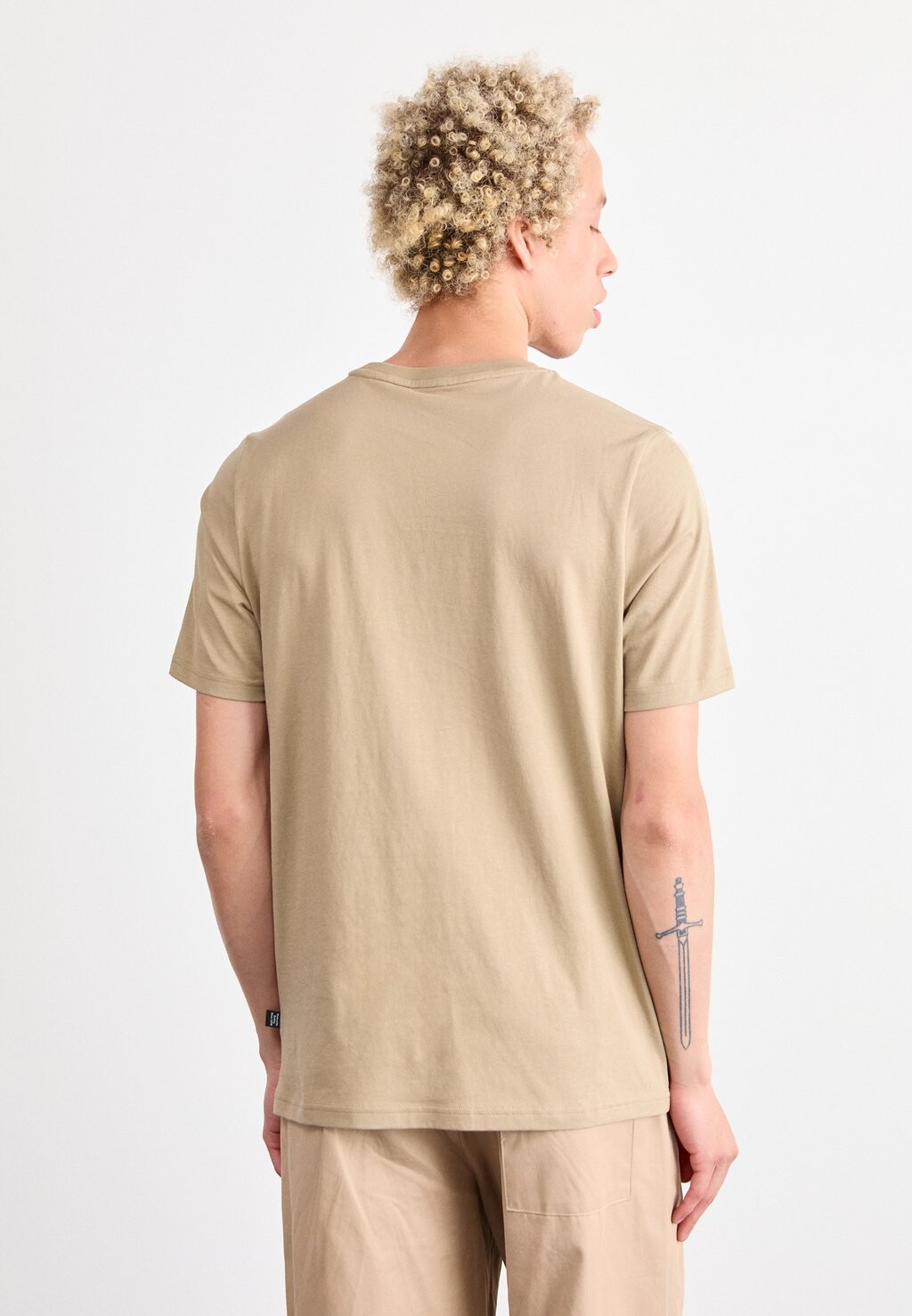 

Футболки с принтом TAPE TEE Puma, цвет Oak Branch