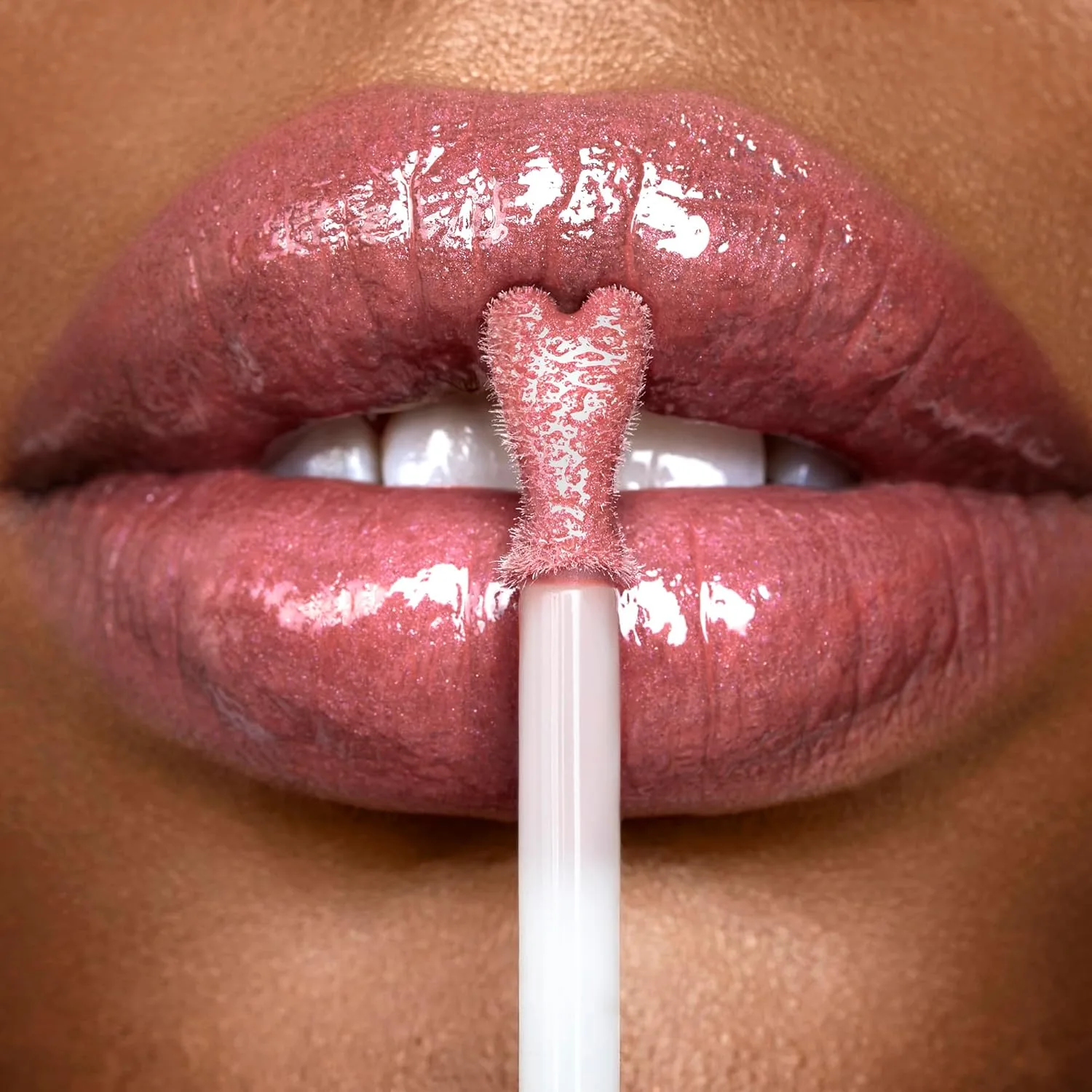 Charlotte Tilbury Collagen Lip Bath - Блеск для губ, придающий им объем и сияние - Формула с ухаживающими компонентами для увлажнения и питания губ, Rosy Glow - pinky nude — фото 4