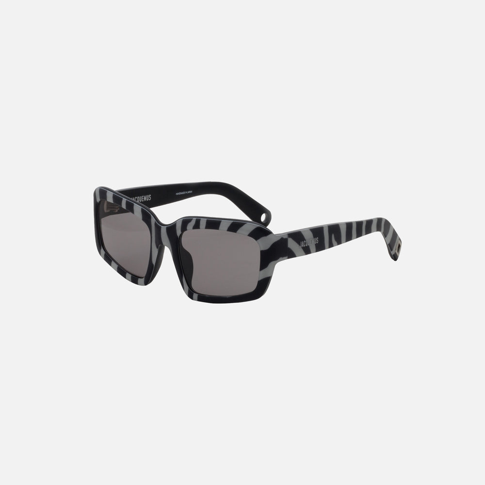 

Солнцезащитные очки Jacquemus Jac64 Sunglasses, цвет Zebra