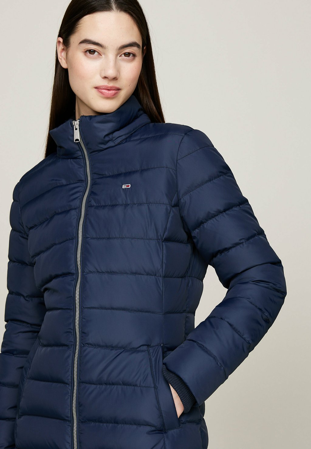 

Пуховое пальто ESSENTIAL HOODED Tommy Jeans, темно-синий