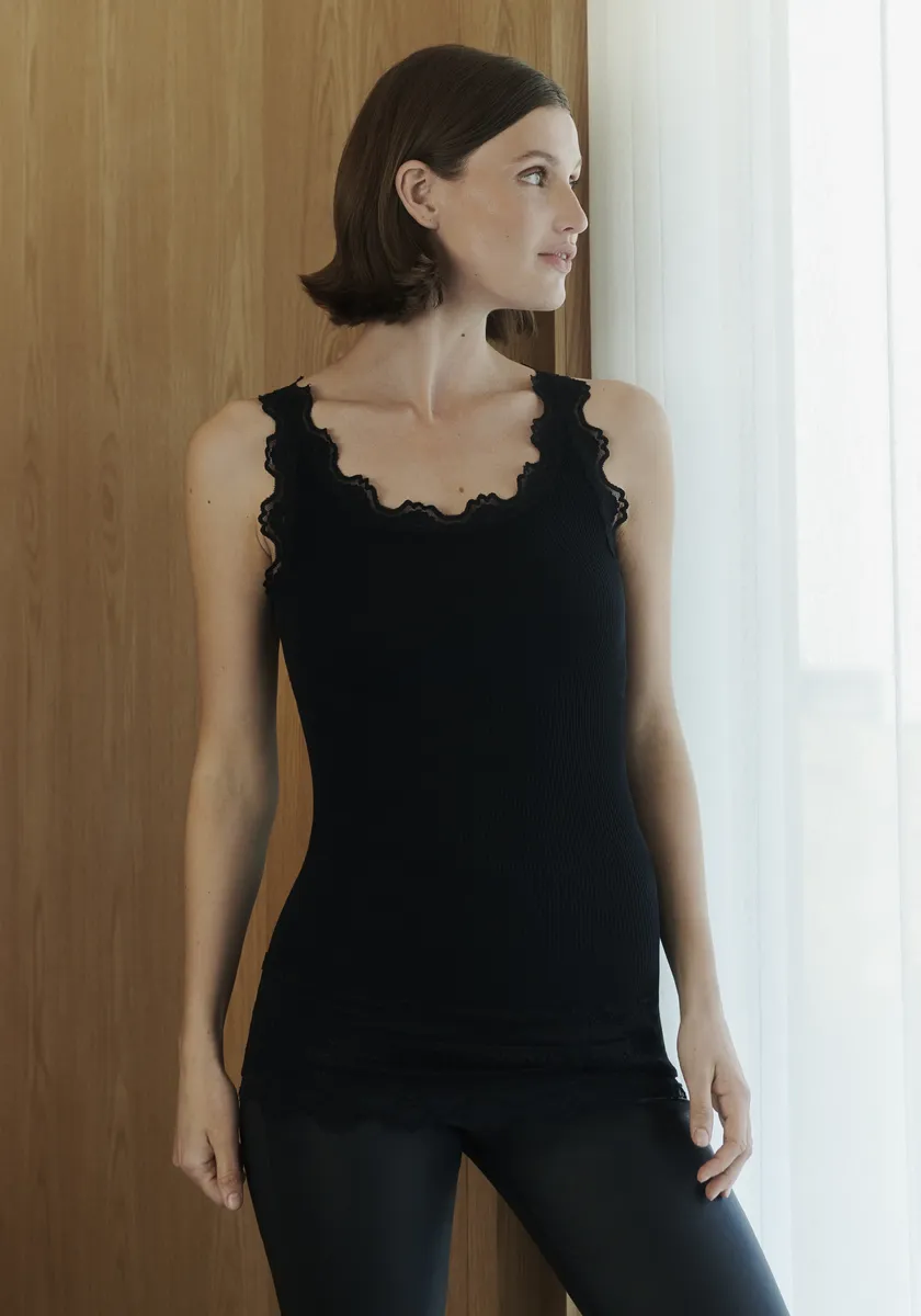 

Майка Rosemunde "Babette Silk Top", длина ок. 68 см, красивая винтажная кружевная отделка по вырезу, черный