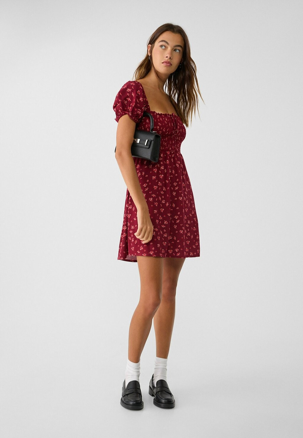 

Дневное платье FLOWING Stradivarius, Бордо