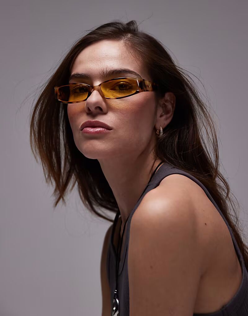 

Солнцезащитные очки Topshop Xanthi slim в прямоугольной оправе желтого черепахового цвета