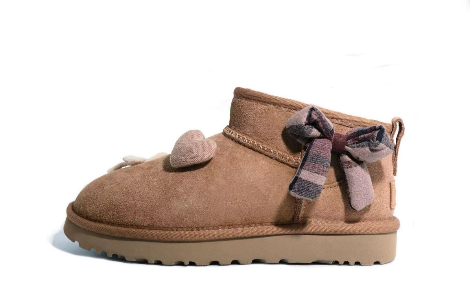 Ботинки UGG Classic Ultra Mini с нашивками, коричневый