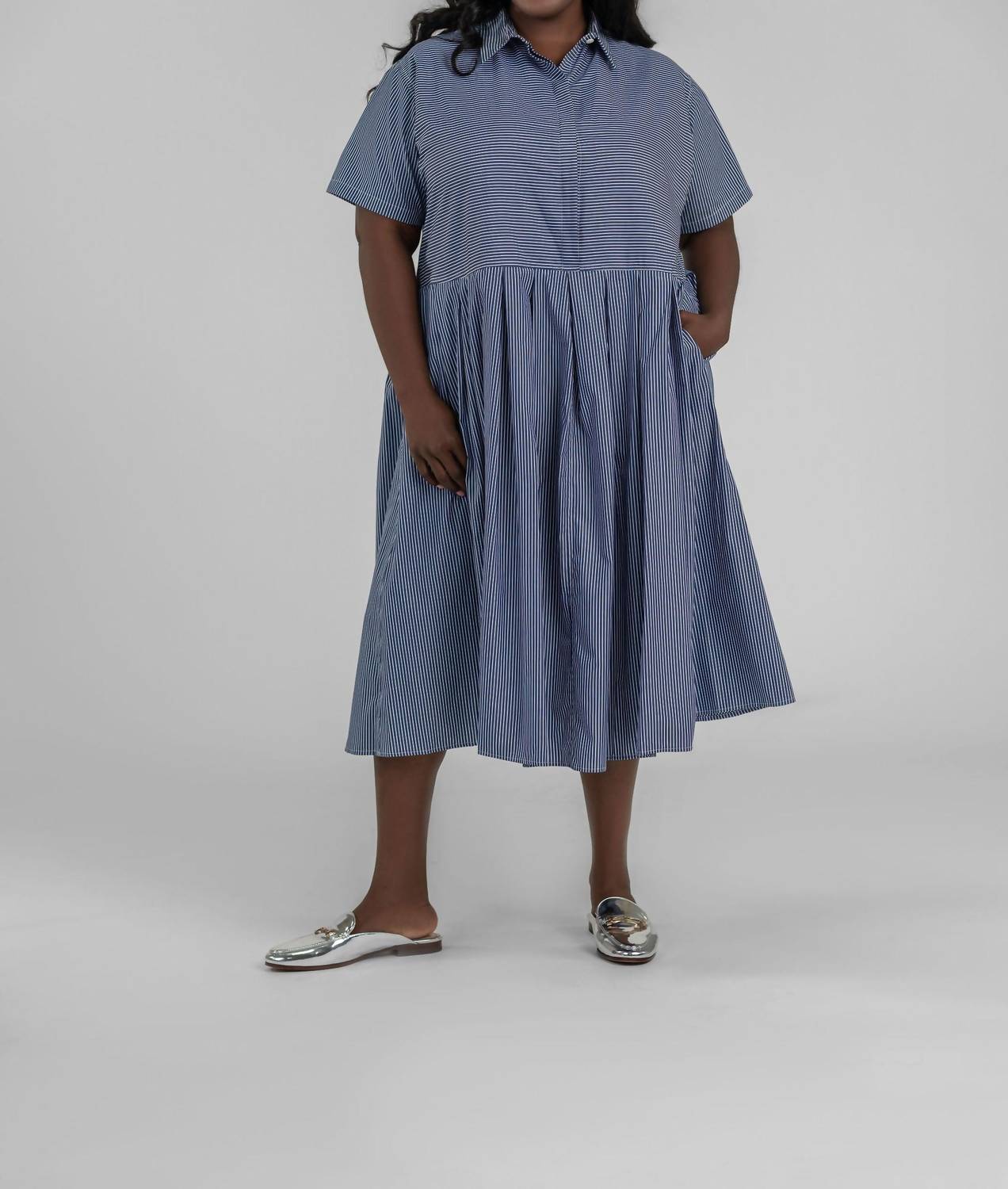 

Kyle Платье-рубашка с крупными складками в синюю полоску Jill McGowan