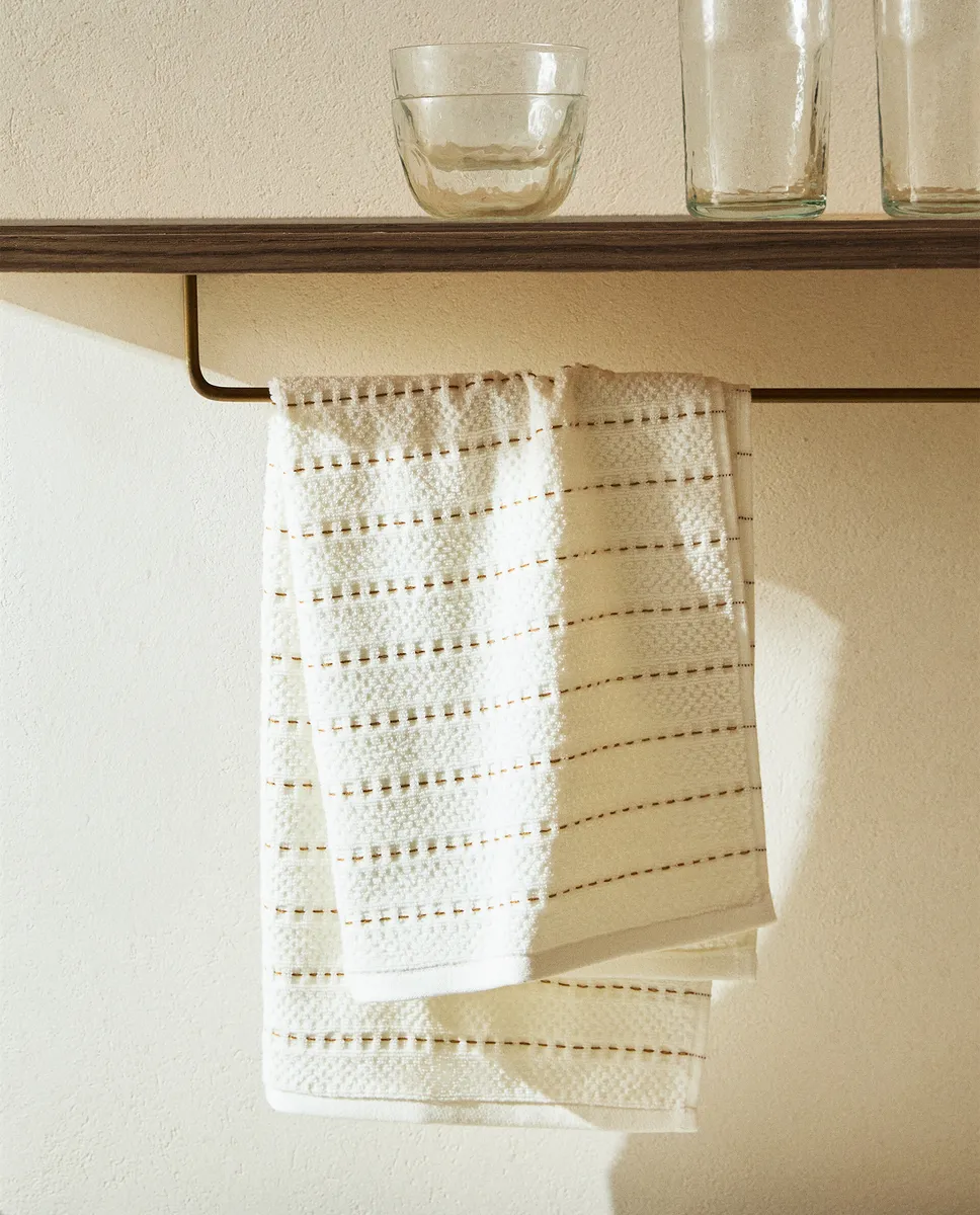 

Махровое кухонное полотенце из хлопка Zara Home, экрю