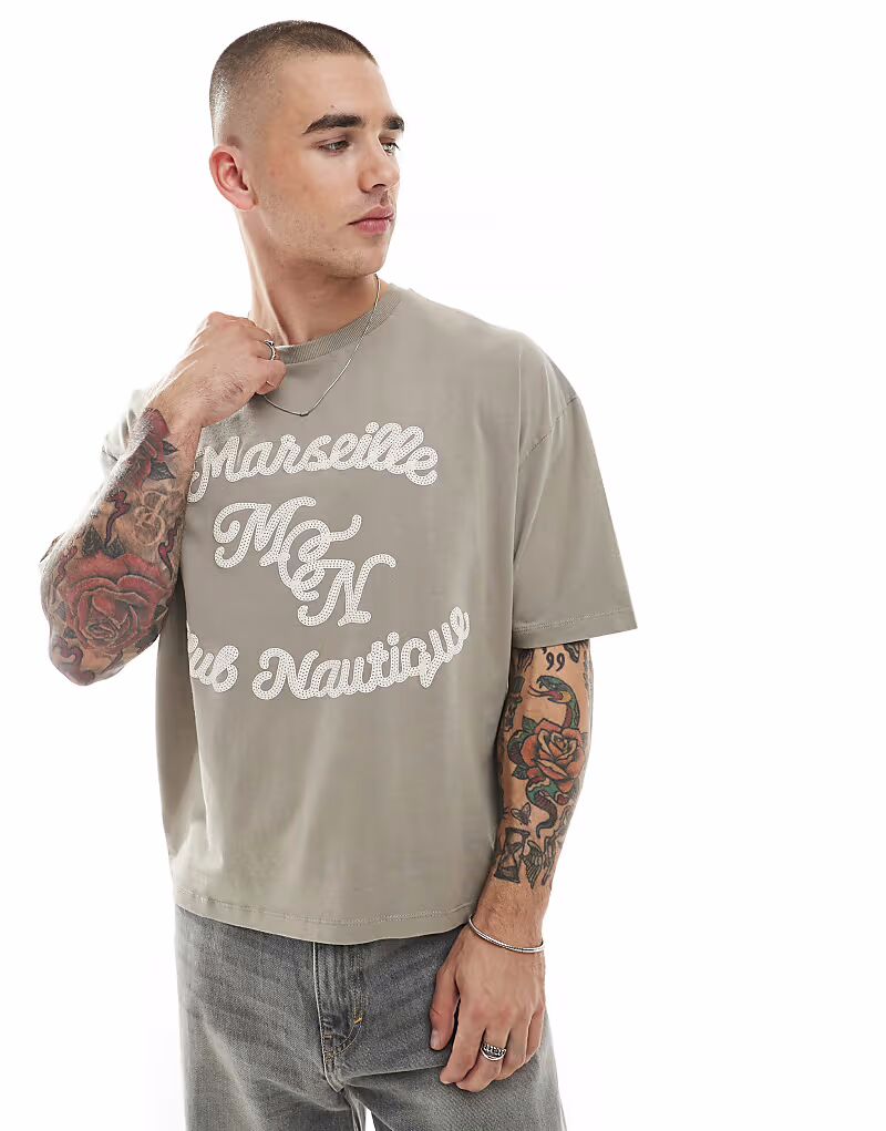 

Футболка свободного кроя ASOS DESIGN oversize с объемным принтом в коричневом цвете