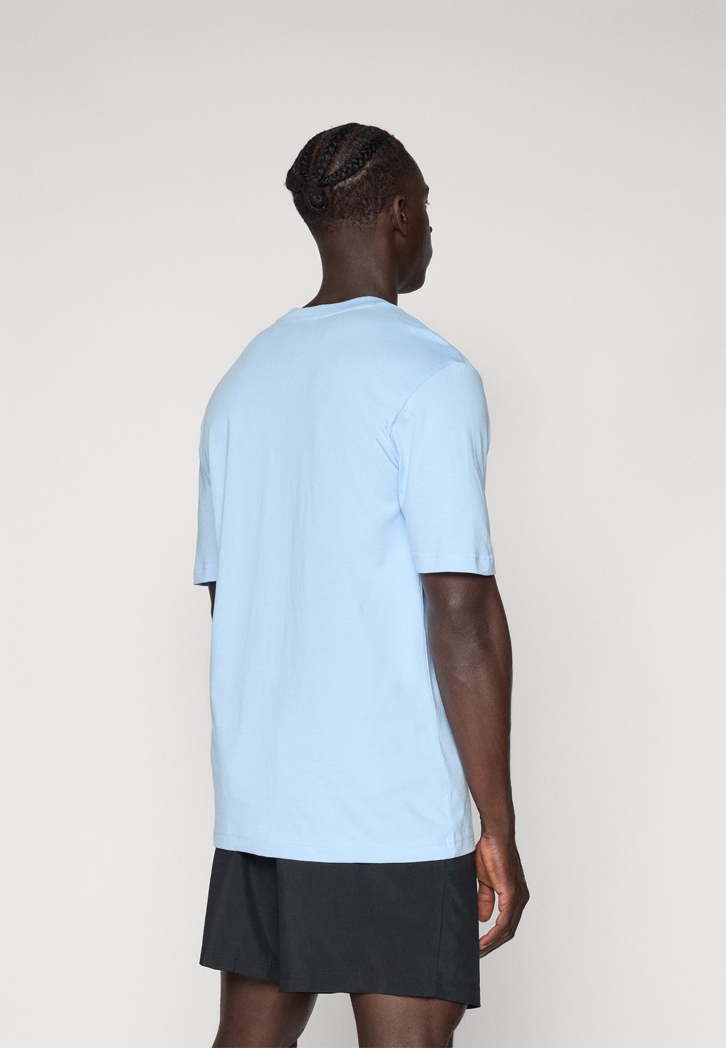 Базовая футболка ESSENTIALS SMALL LOGO SINGLE Adidas Sportswear, светло-голубой — фото 3