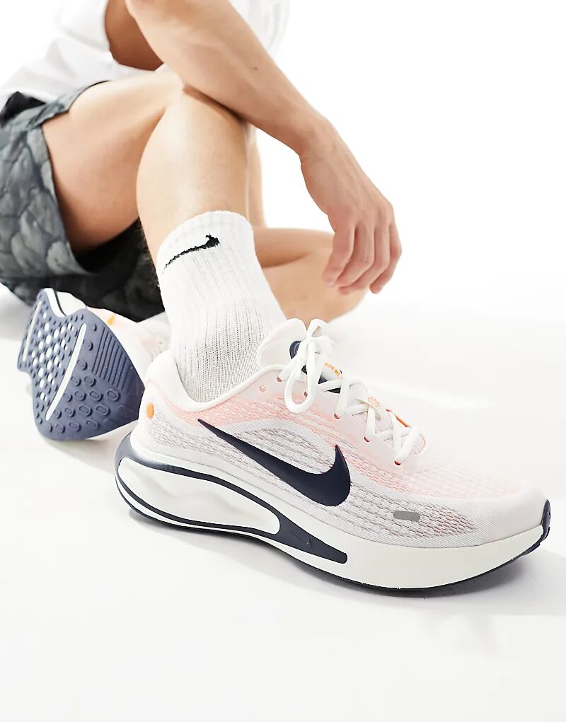 

Nike Running – Journey – Кроссовки белого и оранжевого цветов