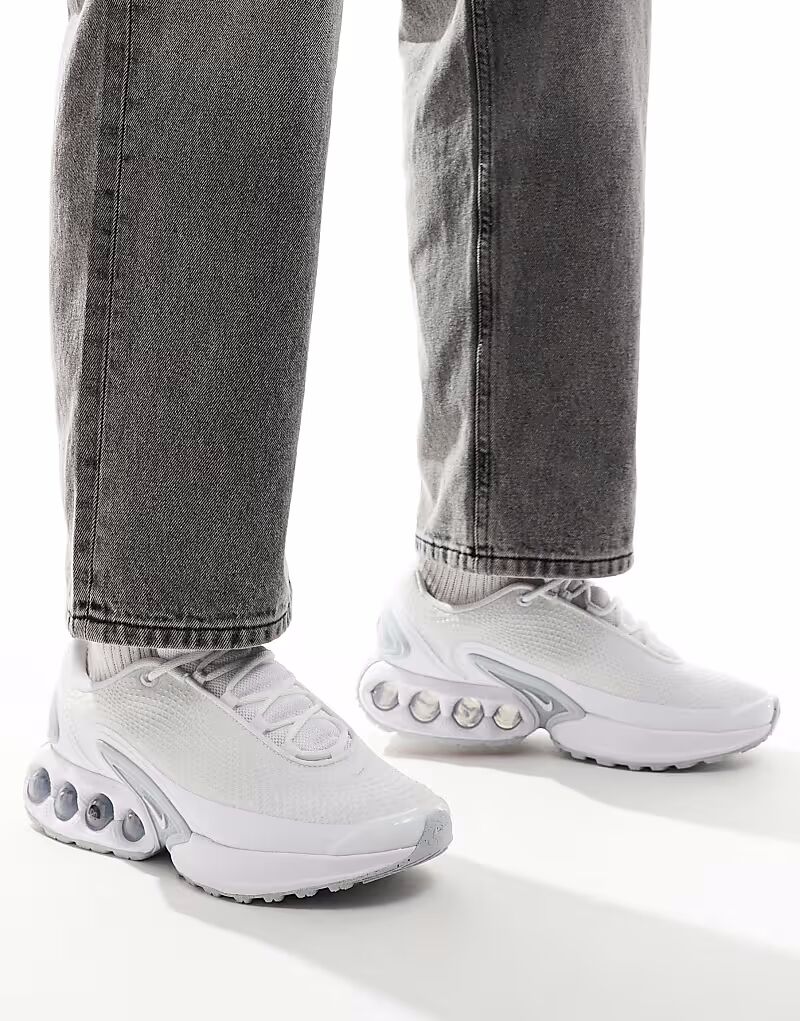 

Кроссовки Nike Air Max DN белого и металлического серебристого цветов