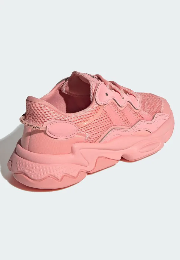 Низкие кроссовки ozweego j Adidas Originals, Semi Pink Spark Semi Pink Spark Core Black — фото 4