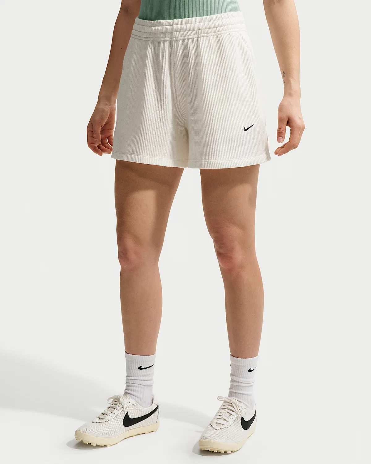 Женские свободные шорты со средней посадкой Nike Sportswear Chill Waffle, Sail/Black — фото 2
