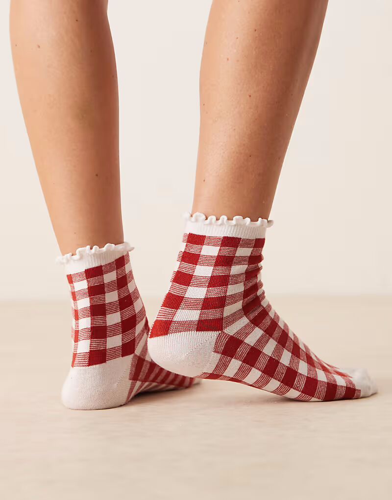 

Носки с оборкой ASOS DESIGN в красную клетку