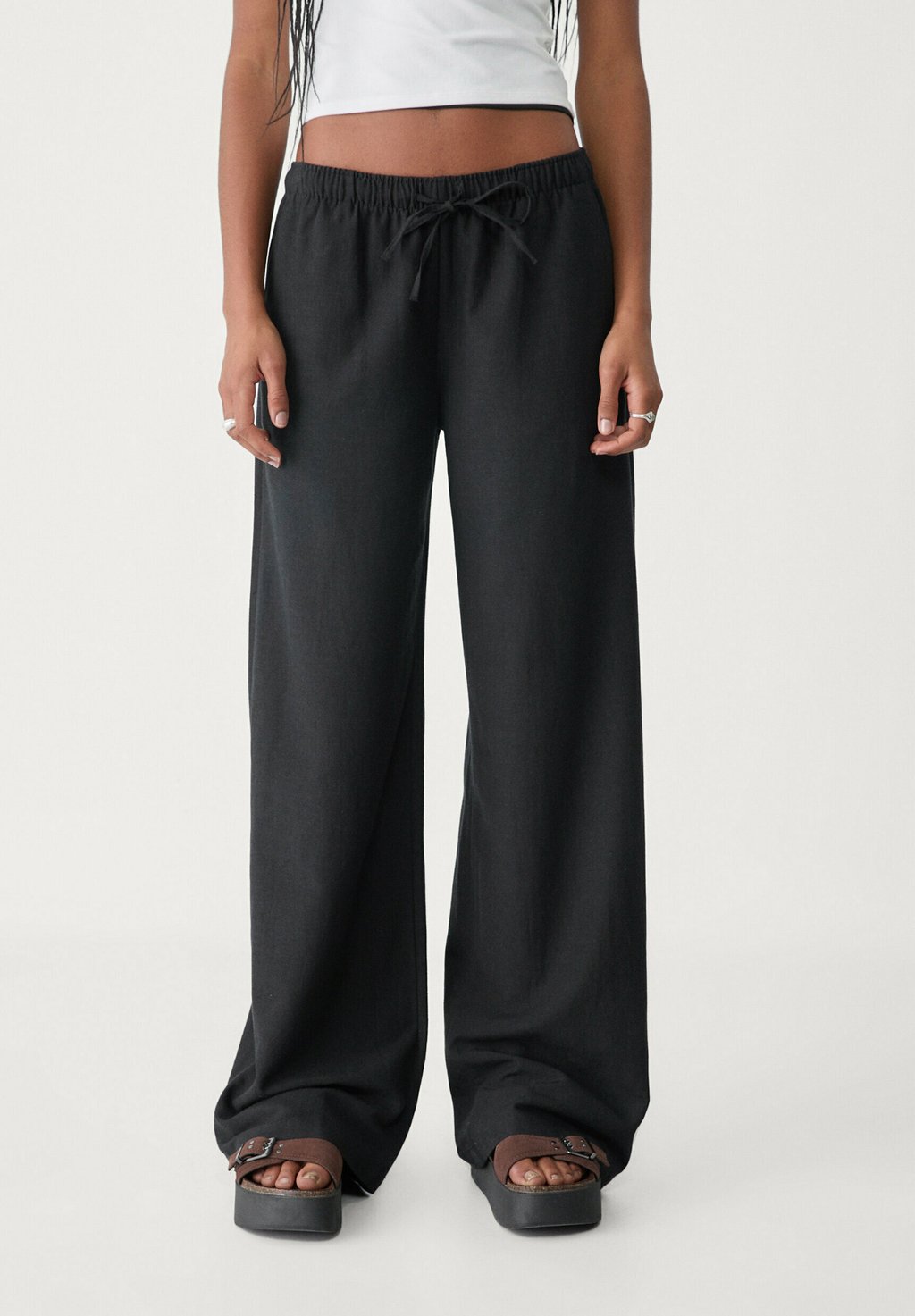 

Брюки DRAWSTRING Stradivarius, черный