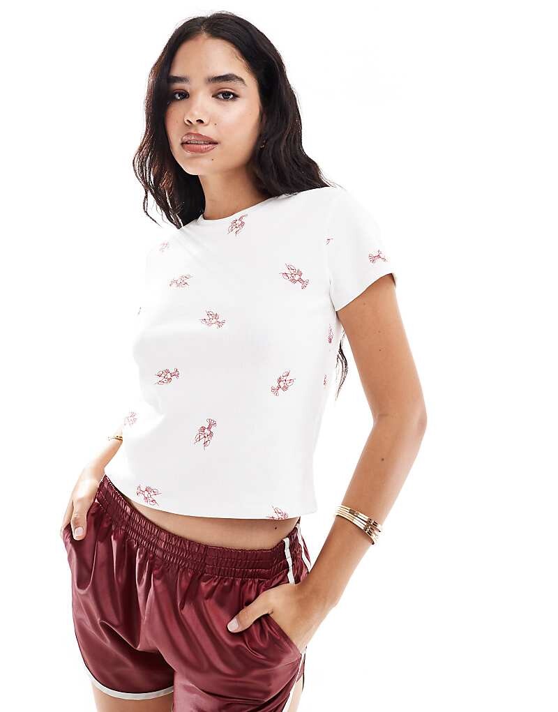 

ASOS DESIGN – Белая приталенная футболка с вышитым узором в виде лобстера