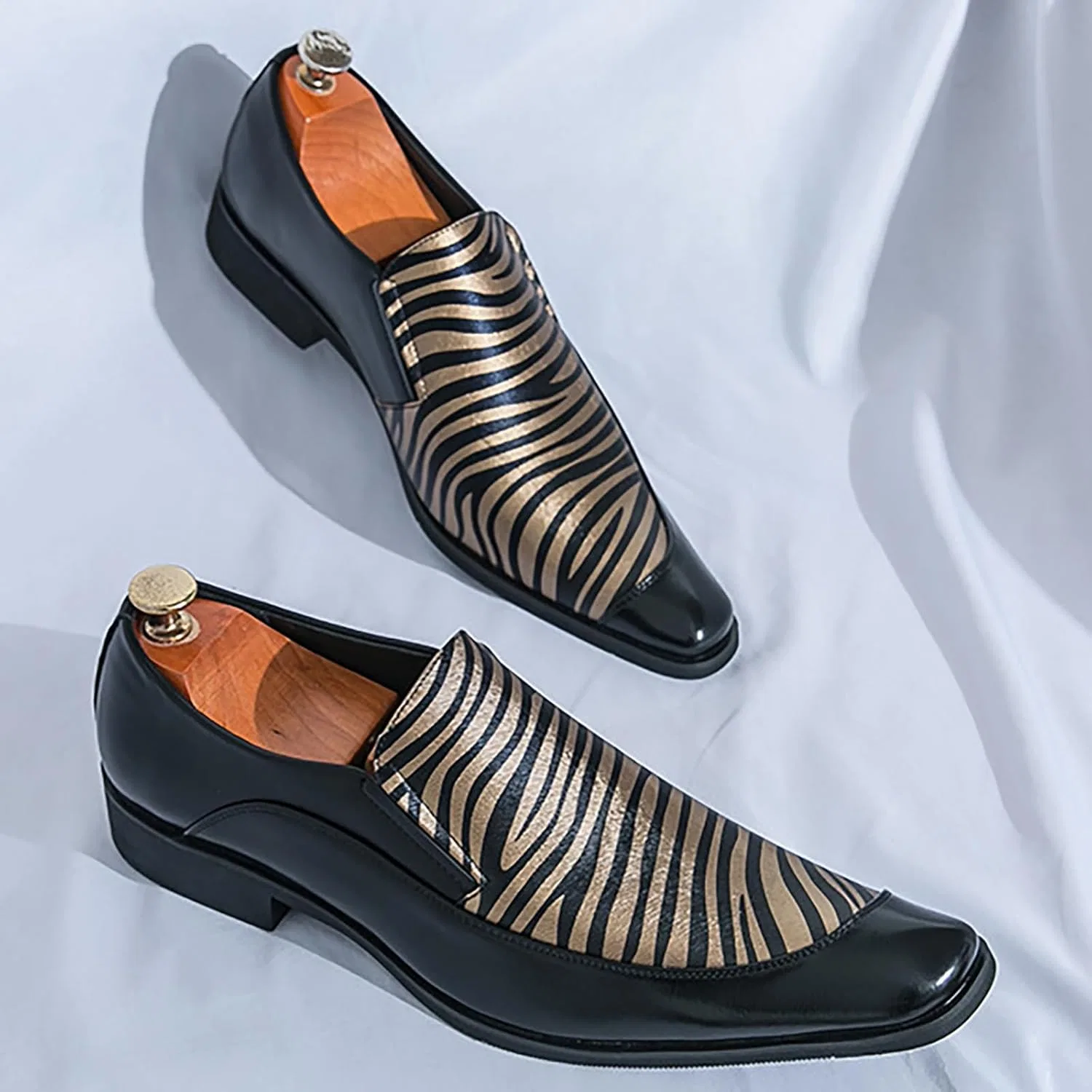 Лоферы мужские с каблуком, Zebra, Square Toe Patent Leather, Black NENGMAON — фото 2