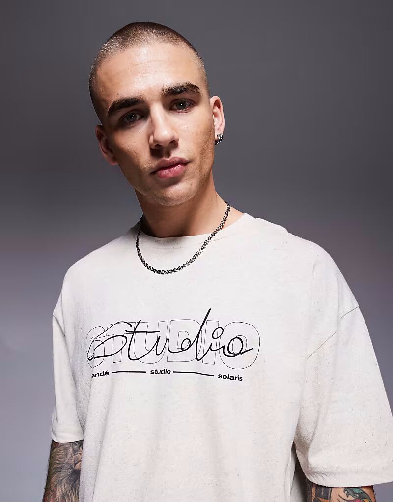 

Футболка свободного кроя из льняной смеси ASOS DESIGN с текстовой графикой кремового цвета