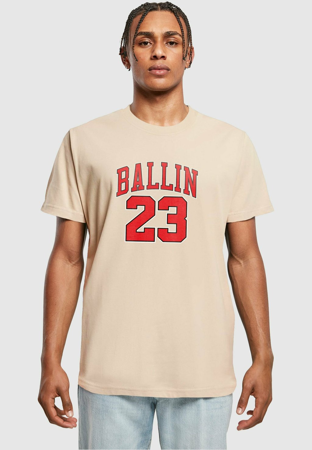 

Футболка с принтом BALLIN 23 Mister Tee, песочный