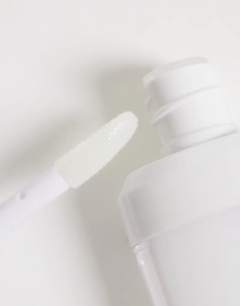 Кремовая помада для увеличения объема губ KIKO Milano Lip Volume Plumping Lip Cream, 02 Cloud Dew — фото 4