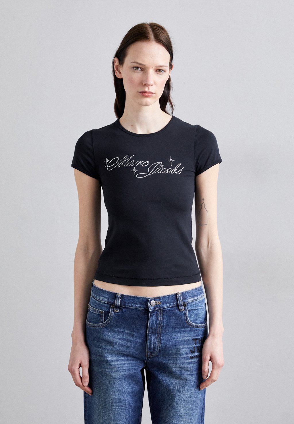 

Футболка с принтом CHARM LOGO SHRUNKEN TEE MARC JACOBS, черный