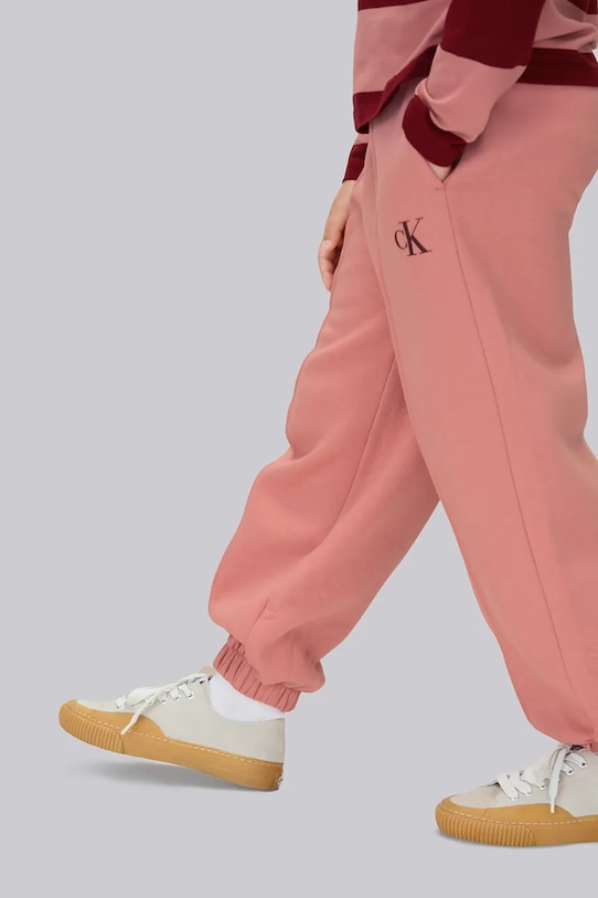 Детские хлопковые спортивные штаны Calvin Klein Jeans, розовый — фото 4