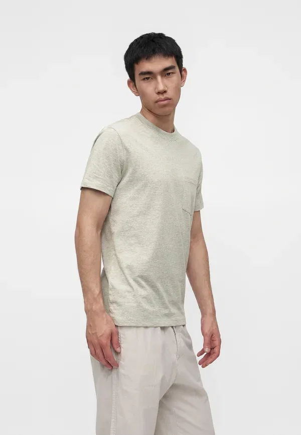 Футболка Gap Everyday pocket tee basic, серая — фото 4