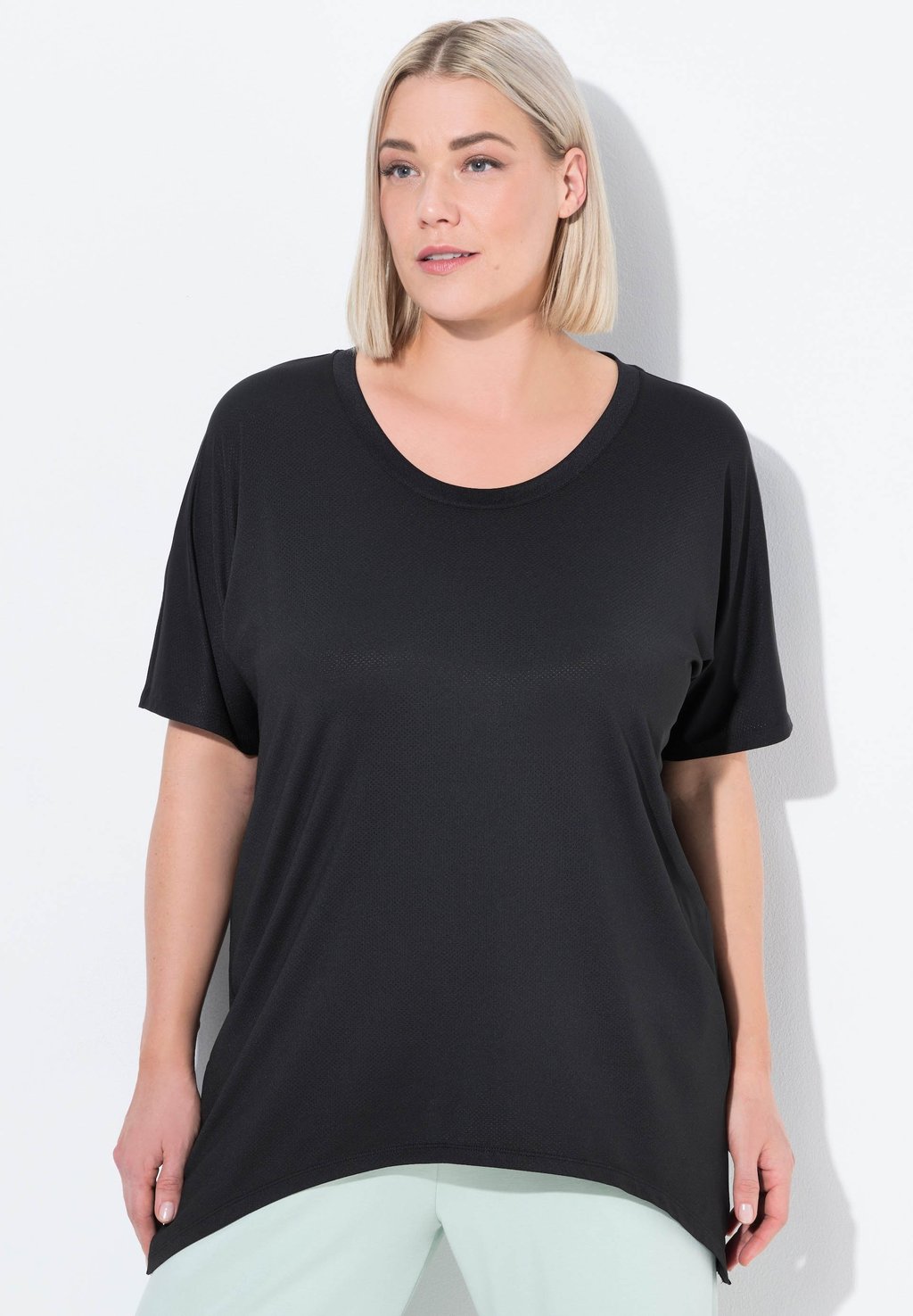 

Базовая футболка QUICK DRYING POINTED HEM STRETCH FIT Ulla Popken, черный