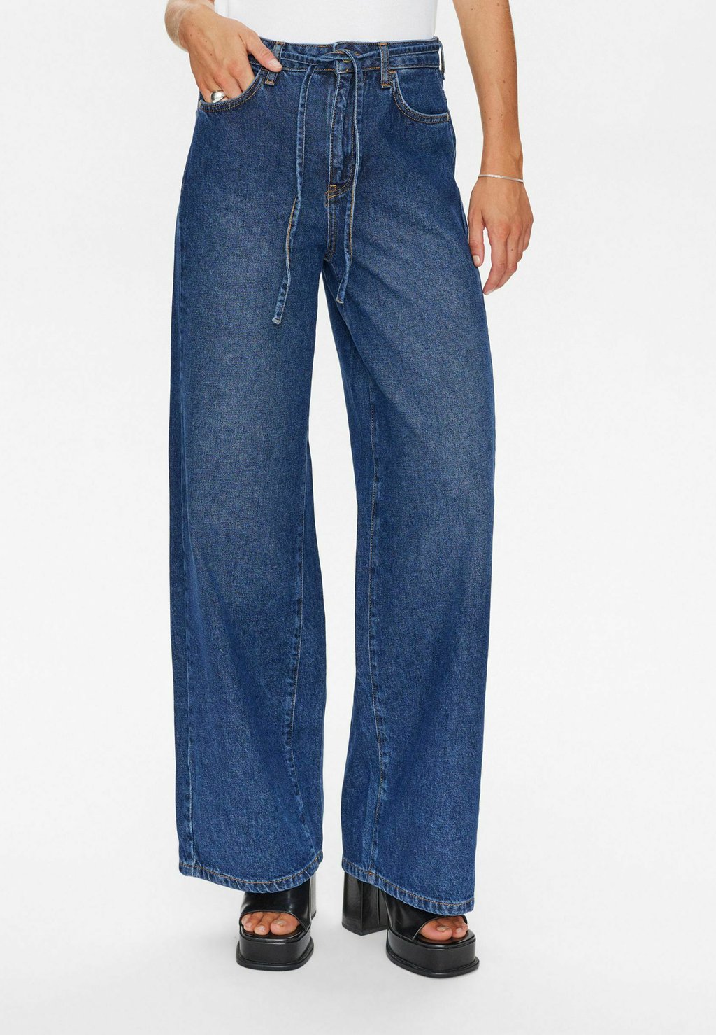 

Расклешенные джинсы Nümph, цвет Dark Blue Denim