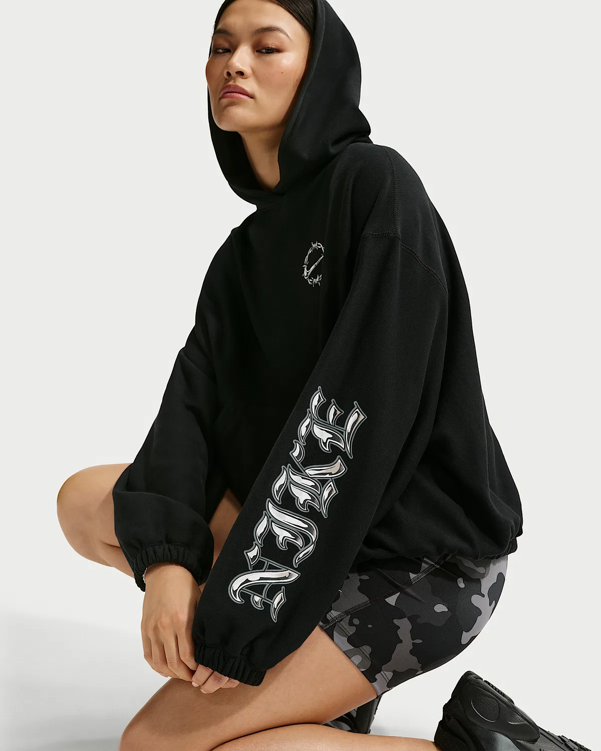 Женский оверсайз худи Nike Sportswear с графическим принтом из французского футера, Black/College Grey — фото 3