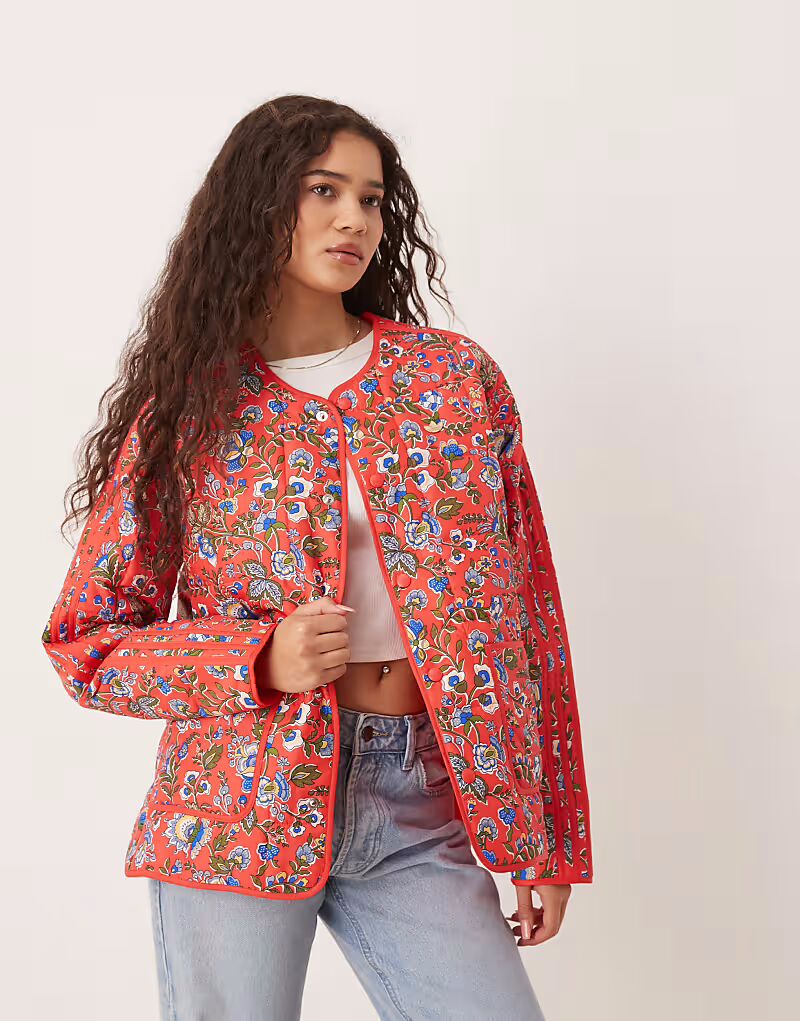 

Стеганая куртка Liberty London с красным цветочным принтом Adidas Originals