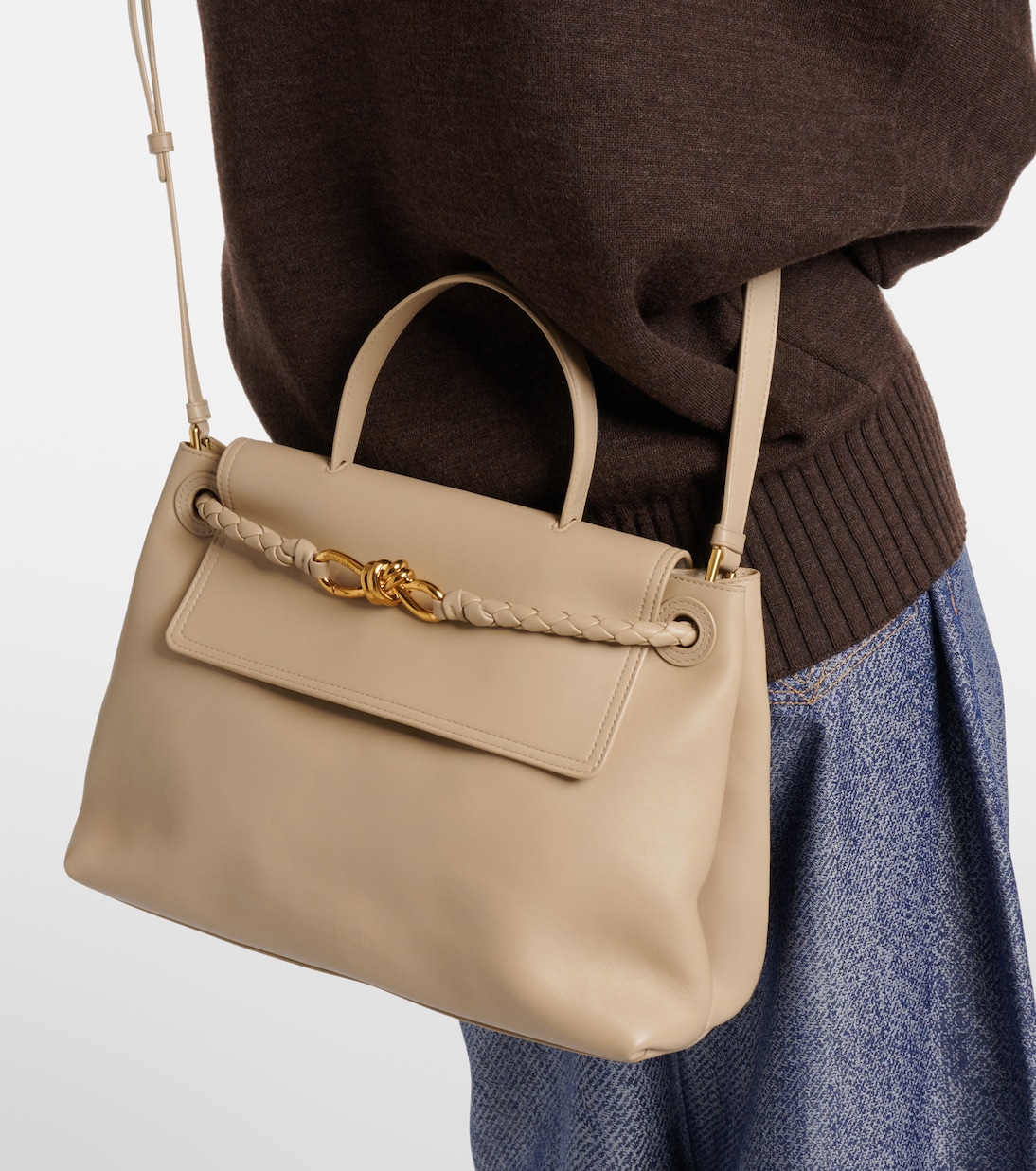 Ciao Ciao Knot Medium кожаная сумка-тоут Bottega Veneta, Ecru-Muse Brass — фото 2