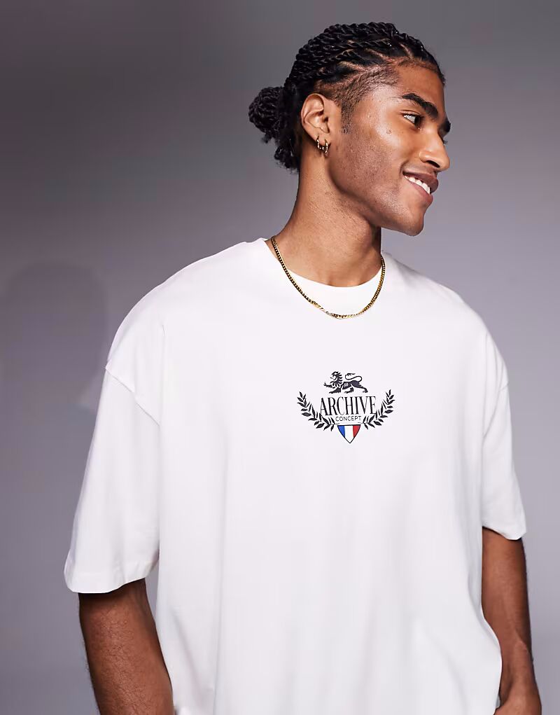 

Футболка свободного кроя ASOS DESIGN с изображением города в кремово-белом цвете