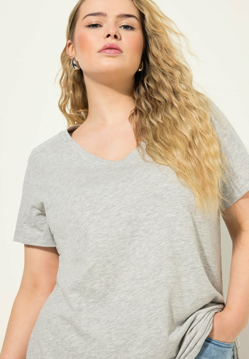 

Базовая футболка CLASSIC FIT V-AUSSCHNITT HALBARM Studio Untold, цвет Mottled Grey