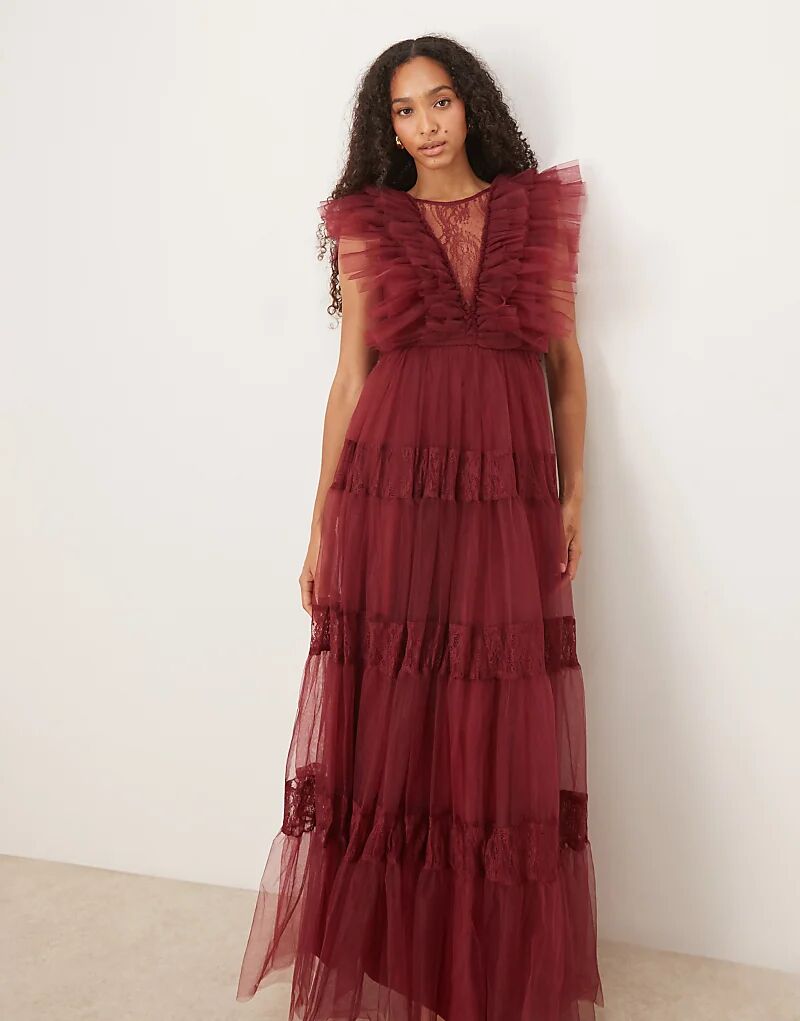 

Длинное платье с глубоким декольте из прозрачного кружева и бисера цвета бычьей крови