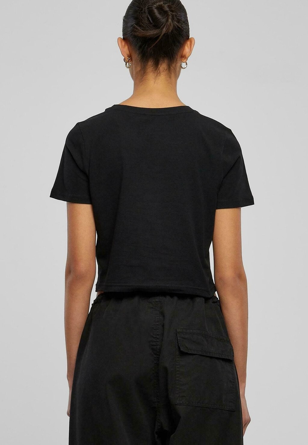 

Футболка с принтом BADGIRLS CROPPED Mister Tee, черный