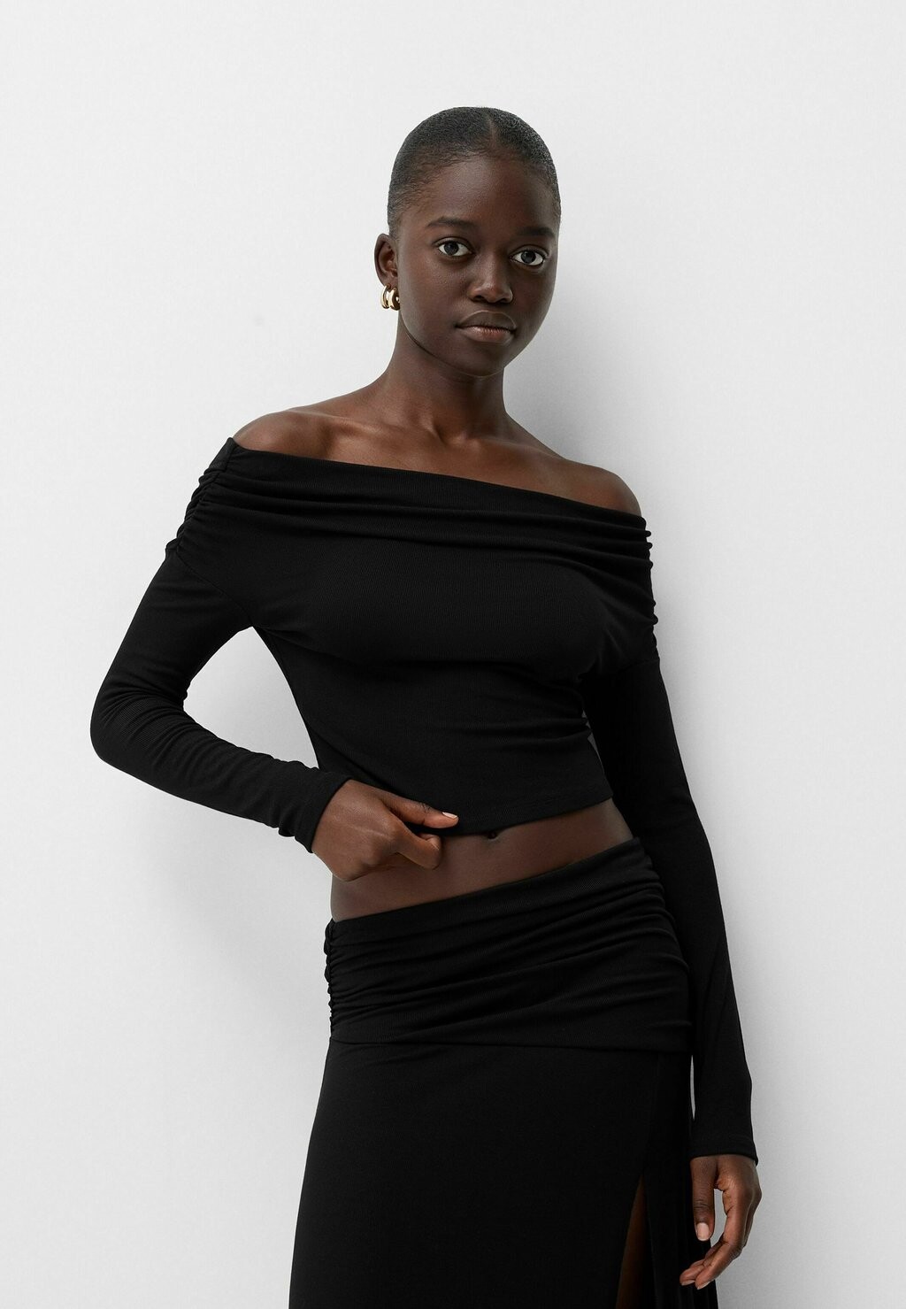 

Топ с длинными рукавами GATHERED BARDOT Bershka, черный