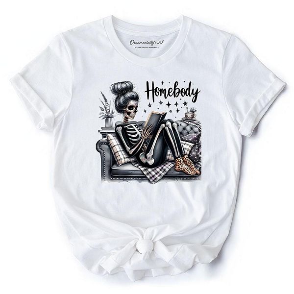

Футболка Homebody с принтом "скелет для чтения", забавная футболка для интроверток Ornamentallyyou