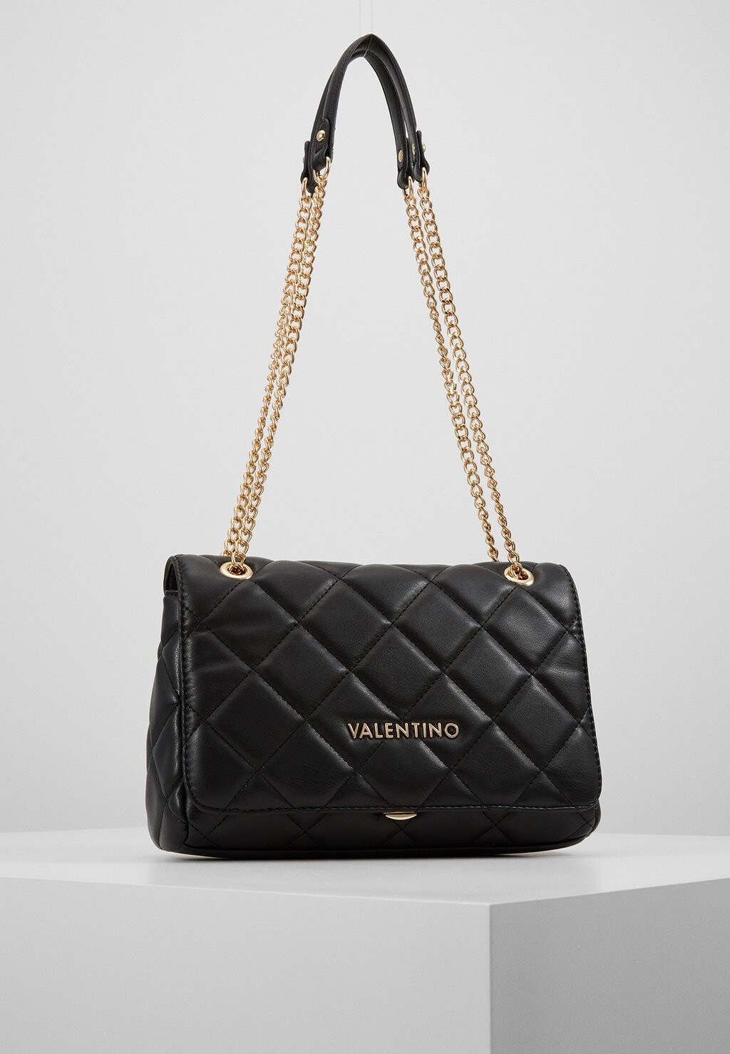 

Сумка на плечо Valentino стеганая с золотой фурнитурой на ручках-цепочках, черный