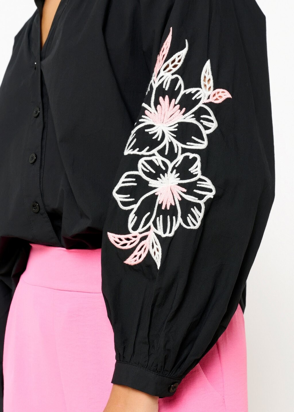 

Блузка на пуговицах BLOUSE WITH EMBROIDERY LolaLiza, черный