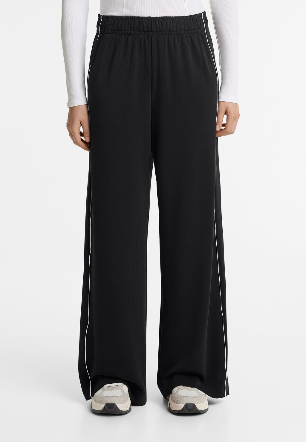 

Спортивные штаны MODAL PREMIUM WIDE-LEG OYSHO, черный