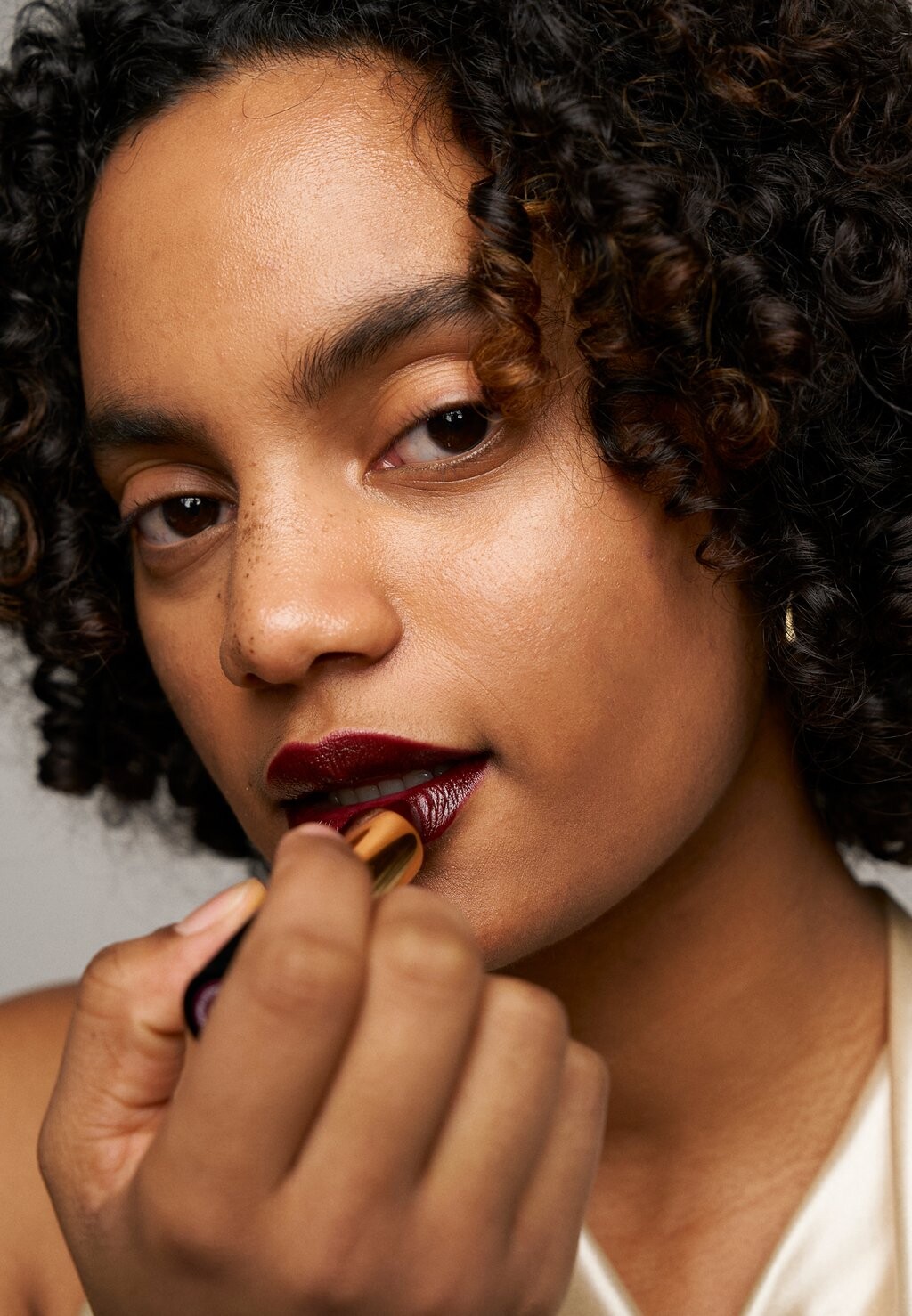 

Губная помада Rouge À Lèvres Superlustrous Revlon, цвет 477 black cherry