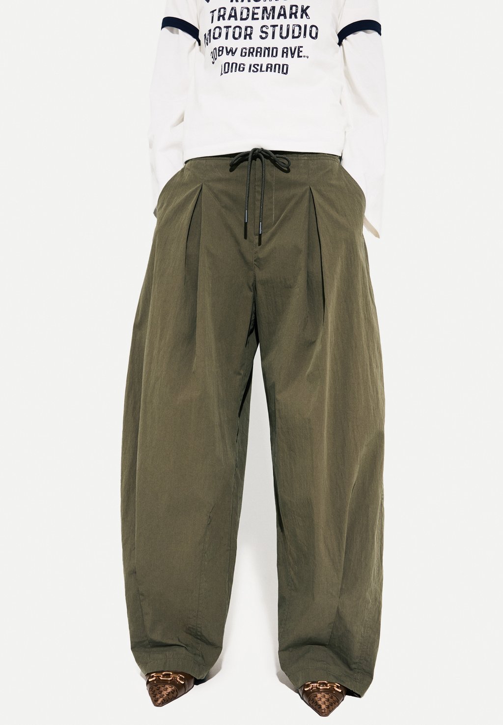 

Брюки TECHNICAL BALLOON PARACHUTE Bershka, хаки