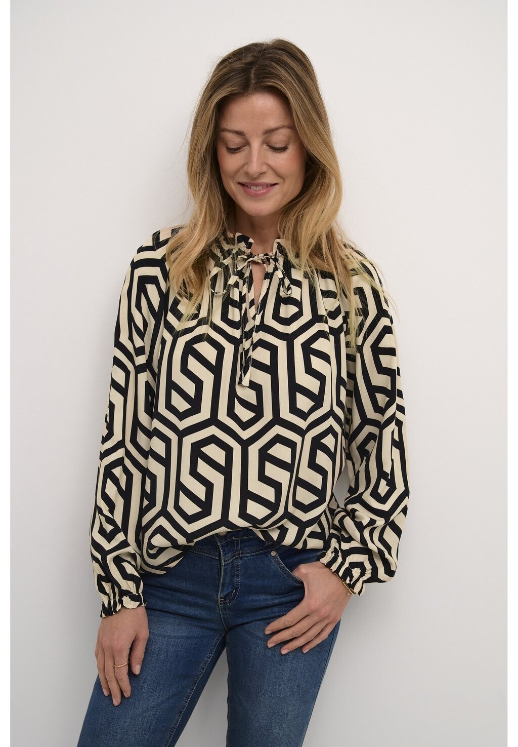

Блузка ASTRA Cream, цвет geometric black white