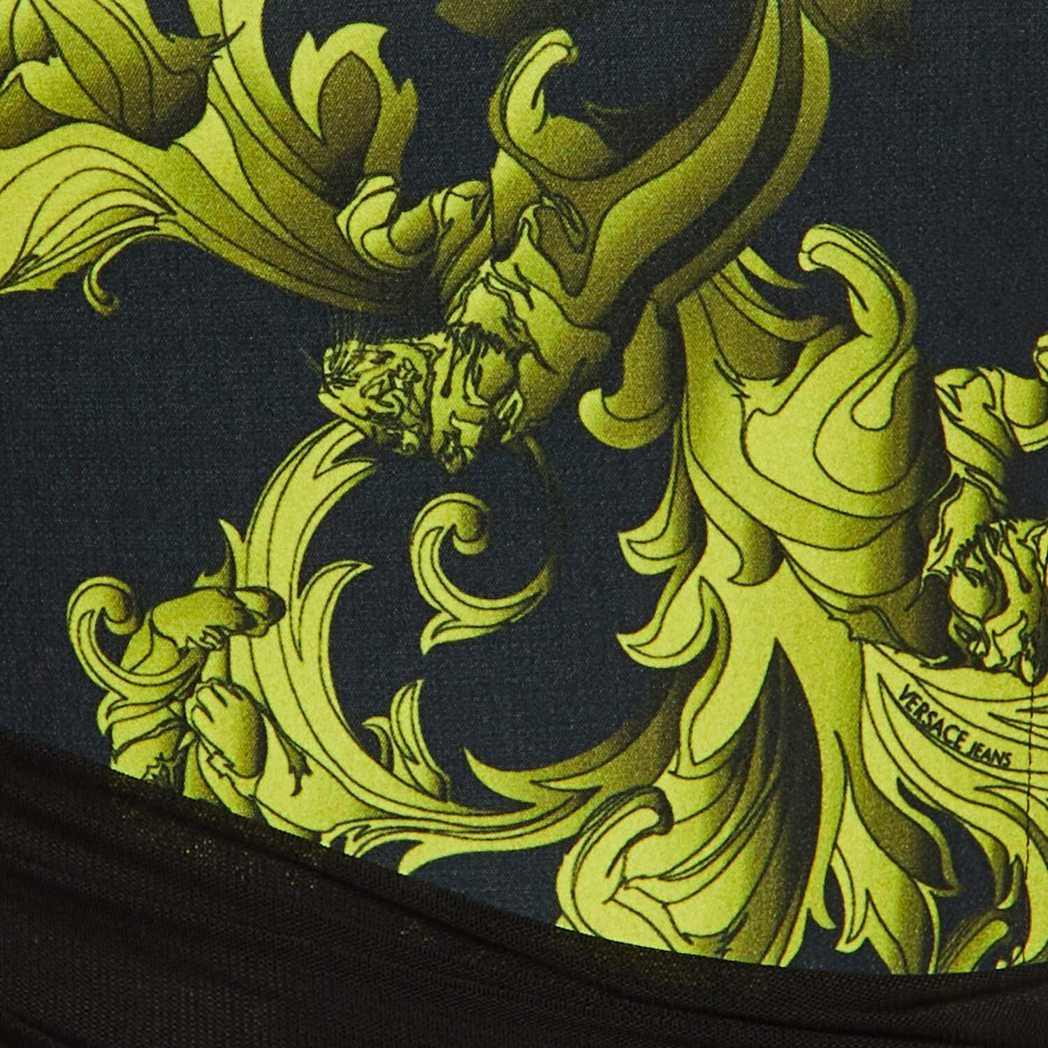 Платье-футляр Versace Jeans с черным барочным принтом и сборками — фото 3