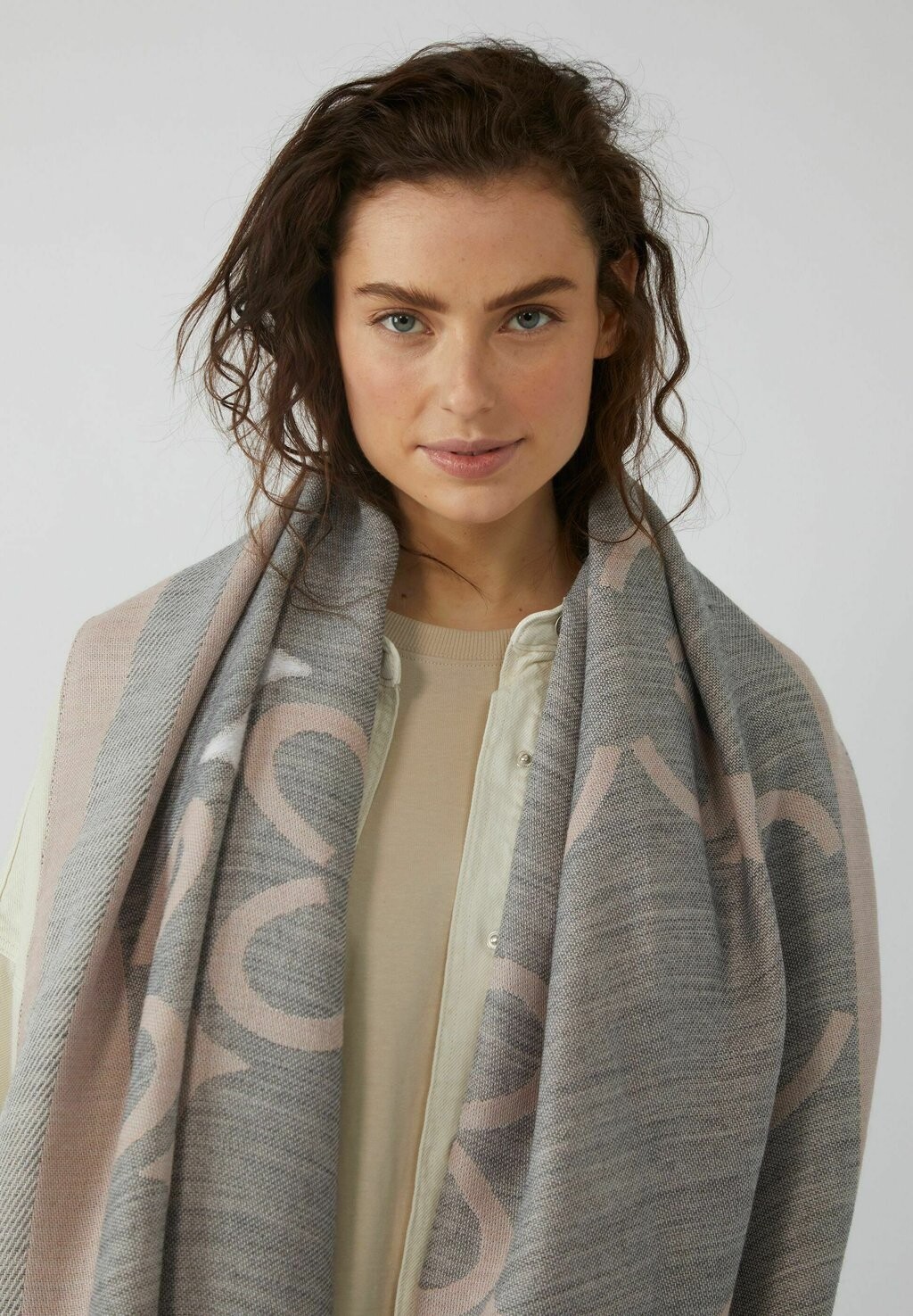 

Шарф PREMIUM MIT MONOGRAMM-MUSTER Codello, светло-розовый