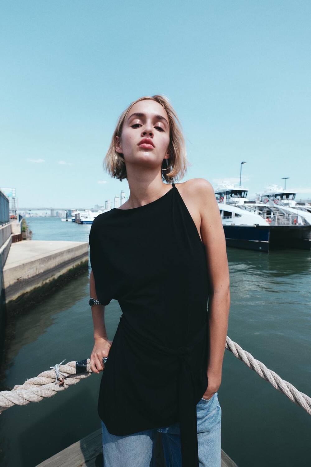 

Асимметричный топ с поясом ZARA, черный