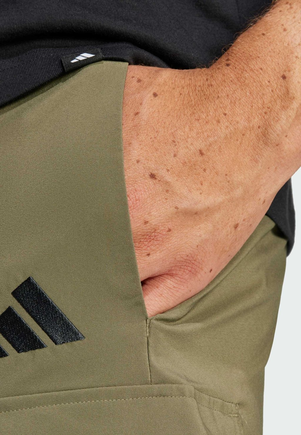 Спортивные шорты M CARGO CHELSEA adidas Sportswear, оливковый — фото 3