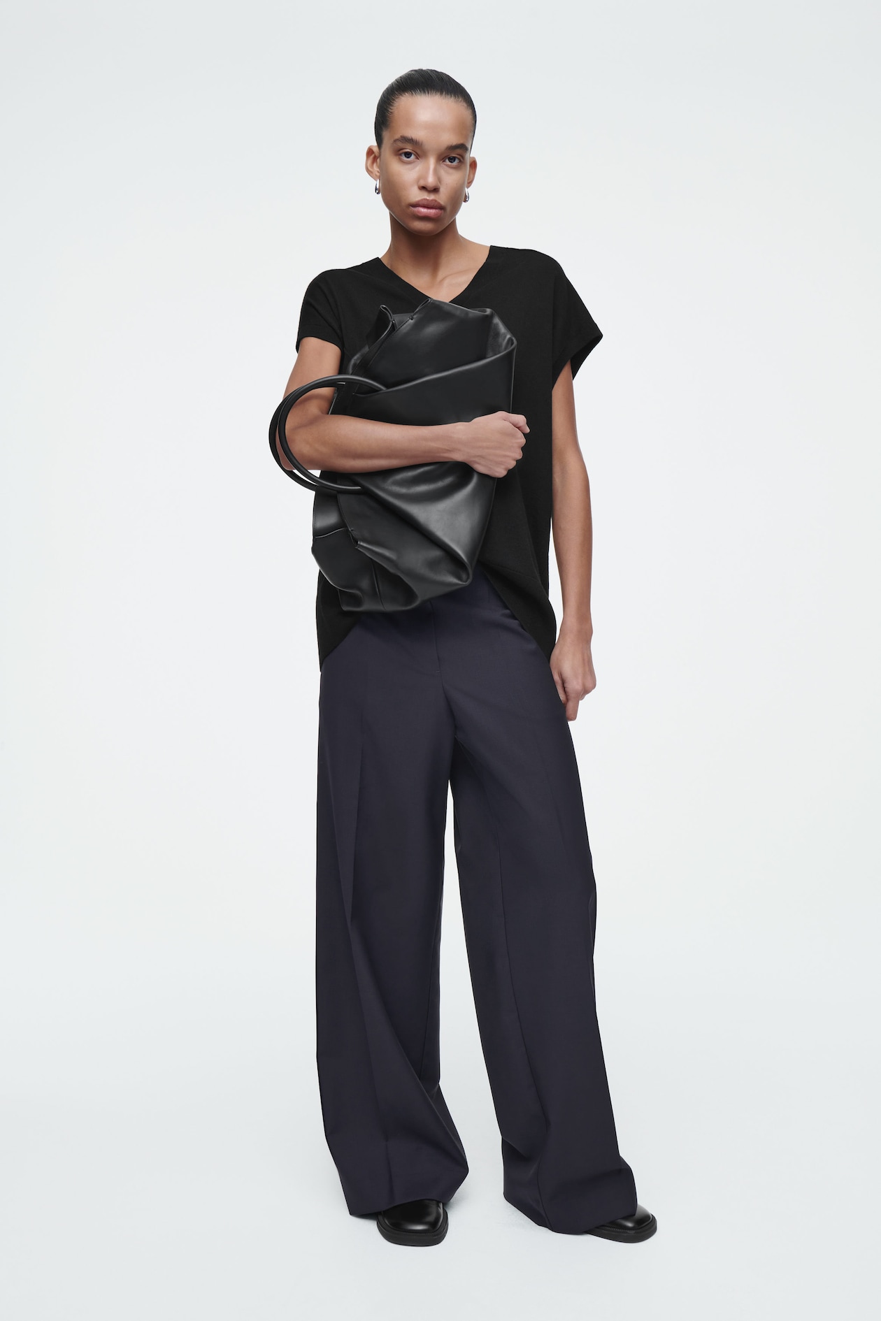 

Прямые брюки с эластичной талией – regular fit COS, темно-синий