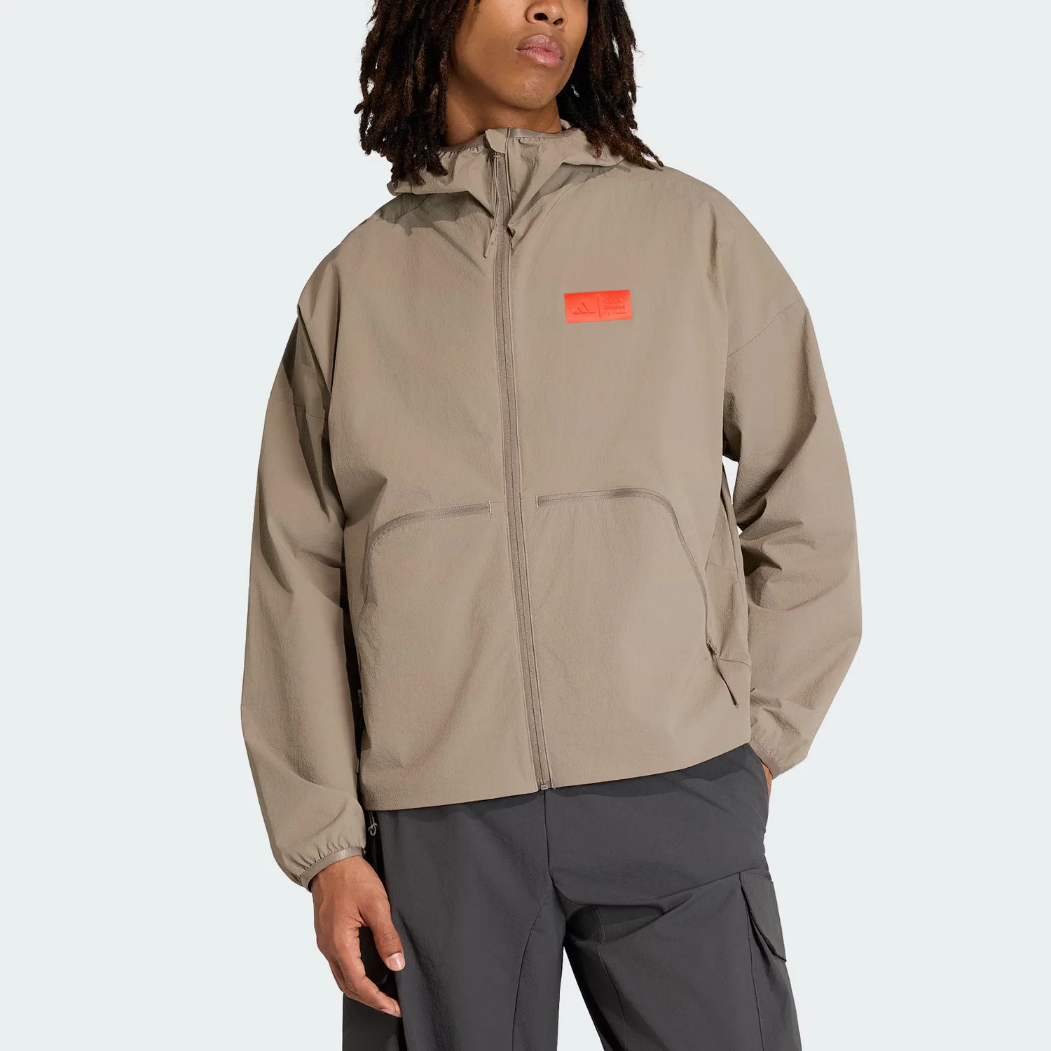 Куртка Audi TEAM FORMULA ONE ELEVATED мужская Adidas, Light Gray Brown/Bright Red — фото 3