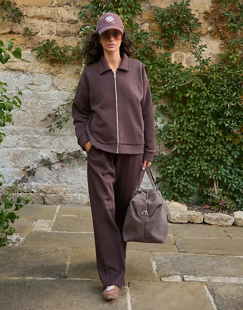 

4th & Reckless — плотный хлопковый комбинезон с вышитым логотипом и декоративными швами, широкие брюки шоколадного цвета